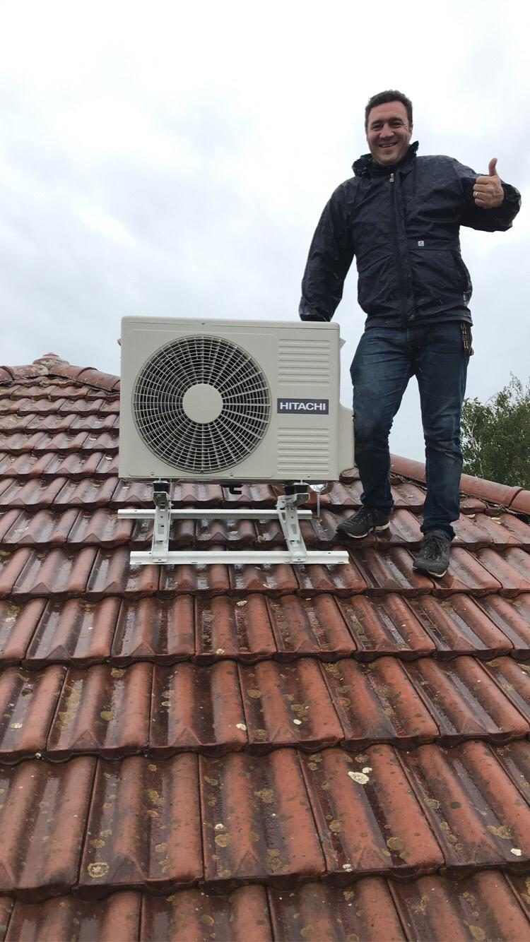 Mathieu Maurin, fondateur Easy Calo, sur un chantier d'installation de pompe à chaleur à La Boisse